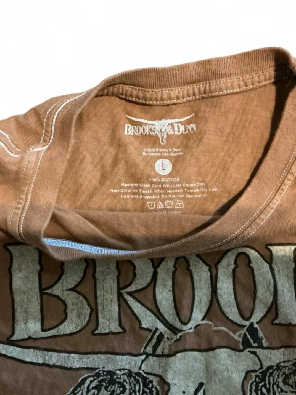 Brown cropped brooks and Dunn t-shirt large